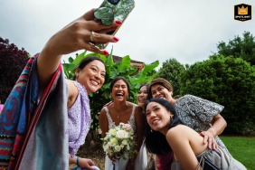   At Logis de la Montagne in Dordogne, the bride gathers close friends for a spontaneous selfie, filling the scene with laughter and lively energy.
